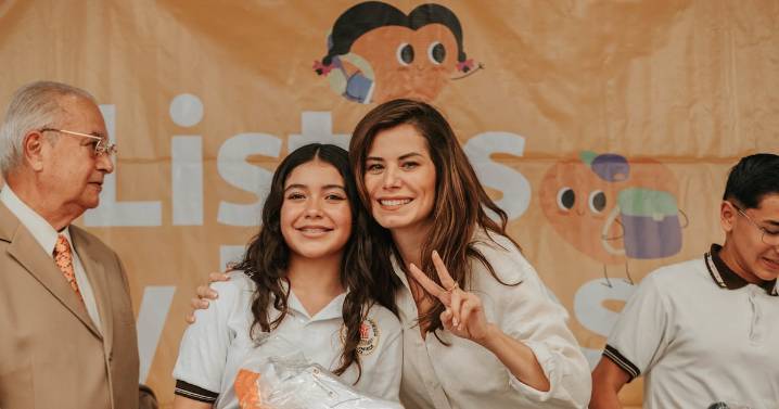 Guadalajara: Verónica Delgadillo entrega 788 kits escolares en la Secundaria Técnica no. 1