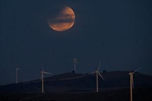 ‘Blood Moon’ to rise during total lunar eclipse Sunday night