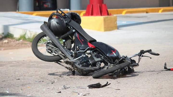 Joven motociclista pierde la vida al estrellarse contra un auto en avenida Vía Láctea; no ha sido identificado