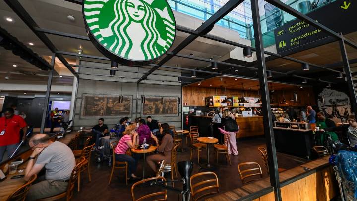 Importante cadena de Estados Unidos despedirá a casi 1.000 empleados y generó gran polémica entre sus trabajadores