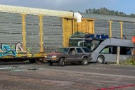 Choque de autobús contra tren en Atlacomulco deja 8 muertos y 45 heridos
