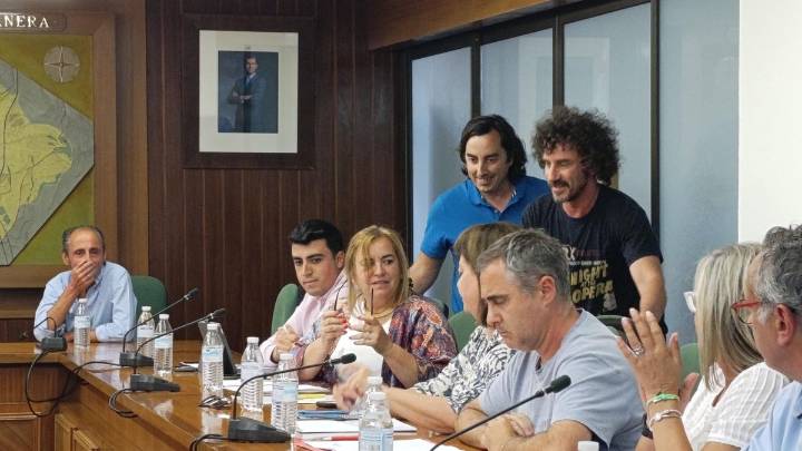 Gerardo Sanz e Iván Pérez entregan sus actas de concejales en el pleno municipal de Llanera