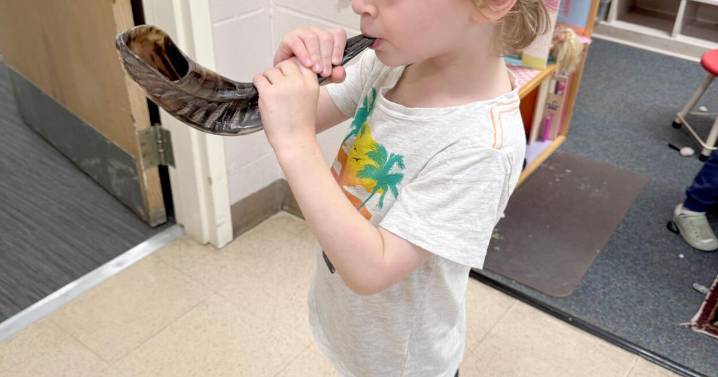 JDN Early Childhood Center at Bellefaire JCB prepare the shofars