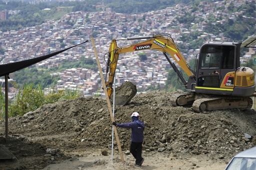 Durante décadas buscaron desaparecidos bajo los escombros. Ahora son un símbolo en Colombia