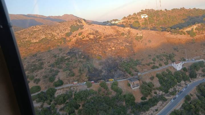 La noche ayuda al control de un incendio forestal en Casares