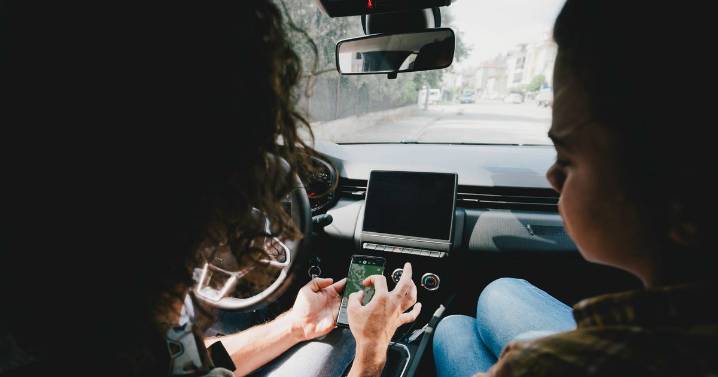 Driving instructor shares simple habit everyone should do on busy narrow roads