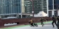 Repartidor de comida en bicicleta escapa de agentes ICE