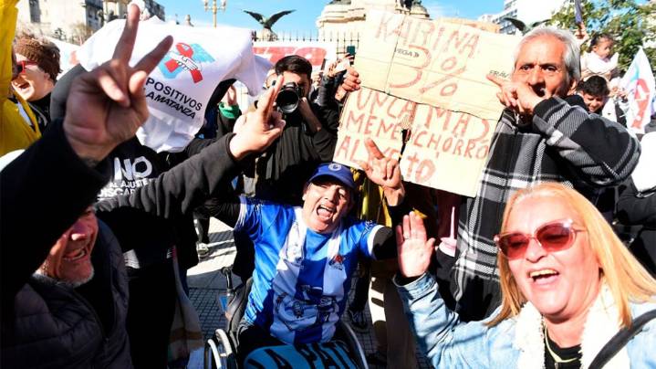 Festejos afuera del Congreso luego del rechazo al veto de Milei contra la emergencia en discapacidad