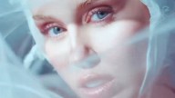 Miley Cyrus lanzará “Secrets”, tema dedicado a su padre con colaboración de Fleetwood Mac