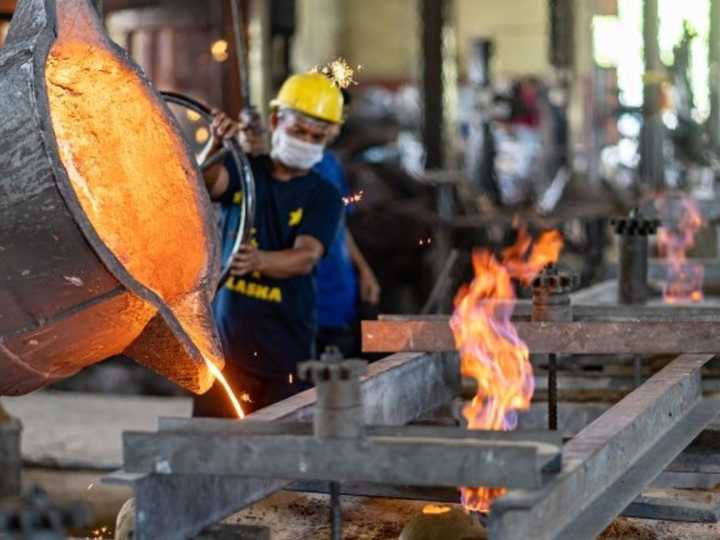 La industria cayó 1,2% interanual en agosto, según FIEL: alerta sobre una nueva fase recesiva