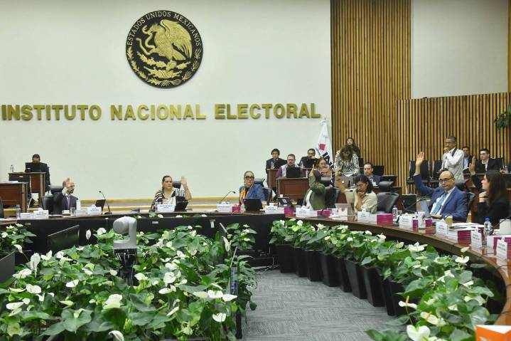 Piden a morenista retirar demanda contra consejeros del INE por revocación de mandato