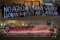 Hinchas de Alianza Lima calientan el ambiente previo al duelo con Universidad de Chile y llegan al hotel con provocaciones muy particulares