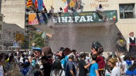 La fiesta estalla en Binéfar con música y color en sus calles