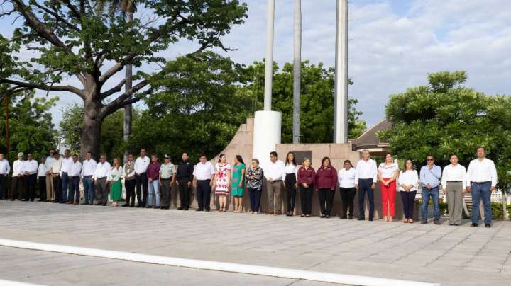 Preside ceremonia por el 215 Aniversario del inicio de independencia en México