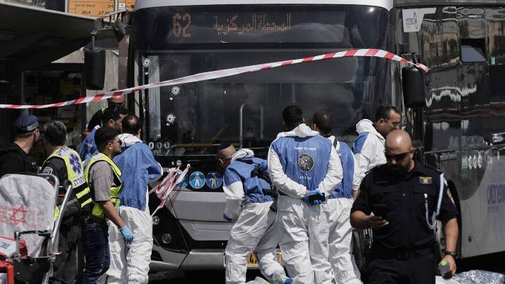Palestinian gunmen open fire at Jerusalem bus stop, killing 6, Israeli officials say