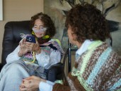 Tiene 17 años, recuperó la voz de su abuela con ELA y desarrolla una app de habla adaptada gratuita para personas con la enfermedad