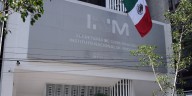 Realizan protesta previo a la disculpa pública de Francisco Garduño por la muerte de migrantes