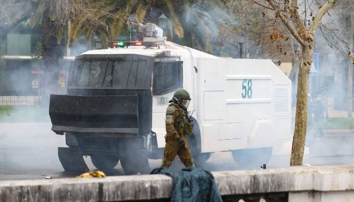 Romería al Cementerio General: reportan diversos detenidos, enfrentamientos con Carabineros y cierre de estaciones del Metro