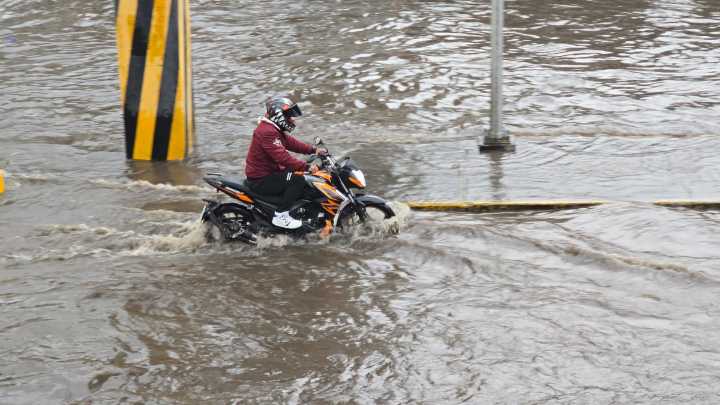 Colapsa Valle de México y Toluca por lluvias y granizo