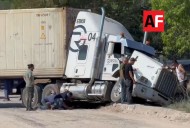 Tráiler protagoniza accidente tras caer a canal pluvial en carretera Jalipa a Camotlán, Manzanillo