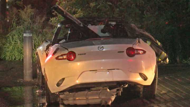 Automovilista Sobrevive Tras Estrellar su Carro Convertible en la Avenida Guerrero, en Monterrey