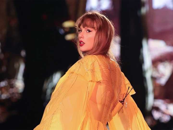 Pop star Taylor Swift returns to late