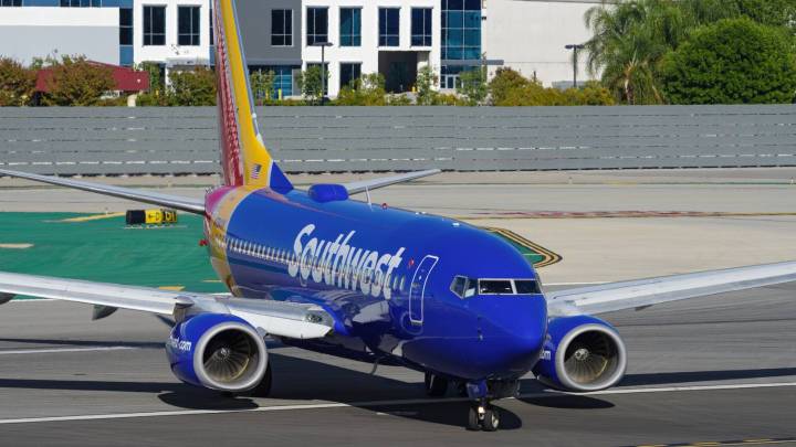 Phoenix-Bound Southwest Airlines Boeing 737-700 Diverts To Los Angeles Due To Engine Failure