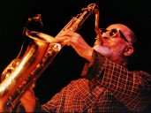 Cumple 95 Sonny Rollins, último artista vivo de la época de oro del jazz: cómo le ganó a la heroína y pasó dos años tocando en un puente