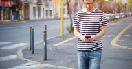  Caminar con el celular en la mano: ¿solo costumbre o señal de algo más?
