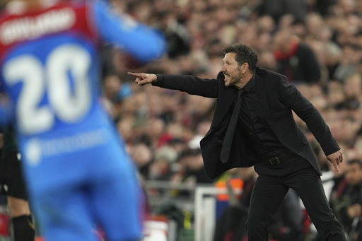 Diego Simeone dice que fue insultado antes de enfrentarse con aficionado del Liverpool