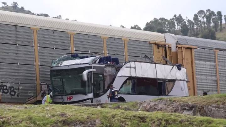 Al menos 10 muertos por choque de tren con un autobús en México