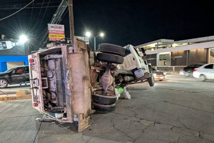 Volcadura de camión recolector en avenida Tecnológico fue durante traslado en grúa
