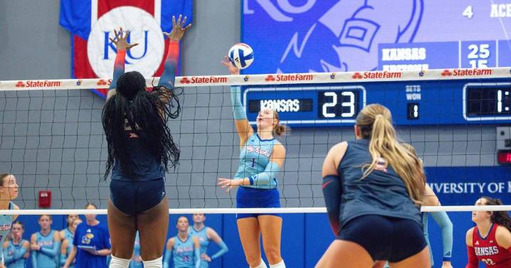 Kansas volleyball picks up home sweep over Arizona