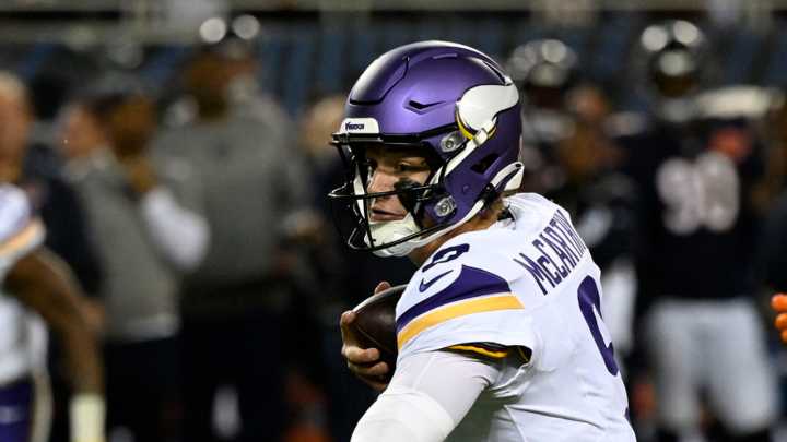 Vikings' McCarthy has forgettable start in debut vs. Bears