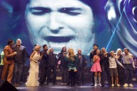 Nino Bravo cobra vida en las voces de estrellas en el fastuoso bautizo del Roig Arena