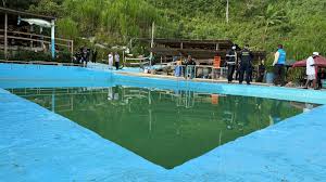 Autoridades demuelen piscinas ilegales y “amanecederos” en cerro de Las Tres Cruces, Medellín