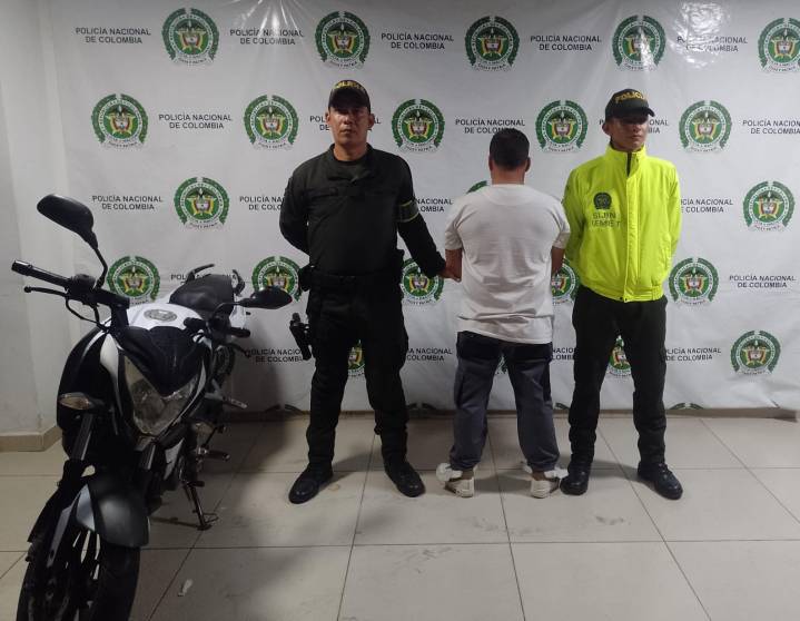Policía lo capturó por conducir una moto con placa “falsa”