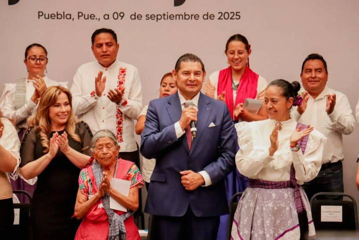 Con música y tradición, Ariadna Ayala realiza convite al gobernador para el Huey Atlixcáyotl