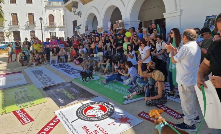 Concentración en Azuaga para exigir justicia por la muerte de 32 perros de caza