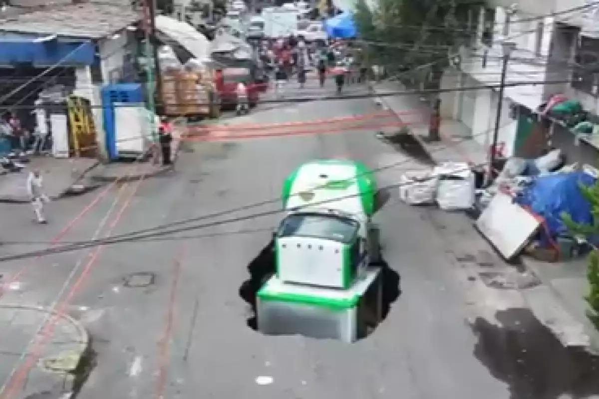 ¡Se lo devora un socavón! Camión repartidor se va al “fondo de la tierra” en Iztapalapa; no hay lesionados