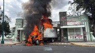 Protesta por Ayotzinapa: derriban portón del Campo Militar 1