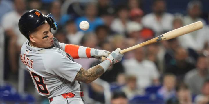 Javier Báez exits after fouling ball off of his face