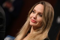 Angelina Jolie con chaqueta de terciopelo (y vestido a juego) es el otoño que nos gusta
