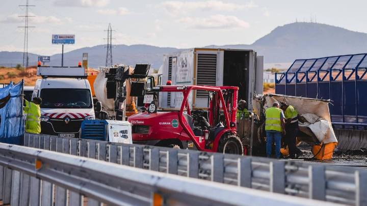 Cuatro heridos por un choque entre dos coches en la zona de obras del puente de la A