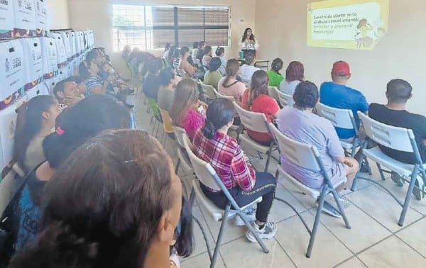 Capacitan a padres en protección a las infancias