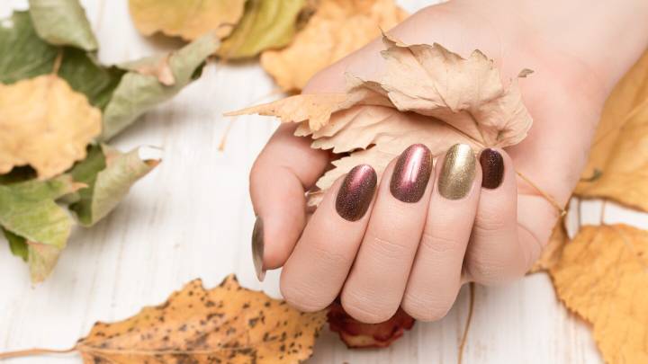 6 colores de uñas para el otoño 2025 que iluminan las manos y aportan un aire juvenil