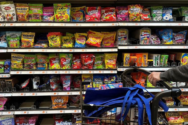 Factbox-Food companies to phase out artificial dyes, sweeteners in health drive​​
