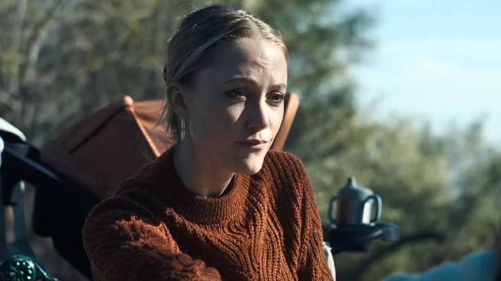Maika Monroe Is a Killer Nanny in First Trailer for Remake of Cult Classic '90s Horror Film