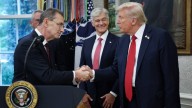 Trump y Pfizer anuncian acuerdo para bajar los precios de medicamentos en EE. UU. y convertirla en una “nación más favorecida”