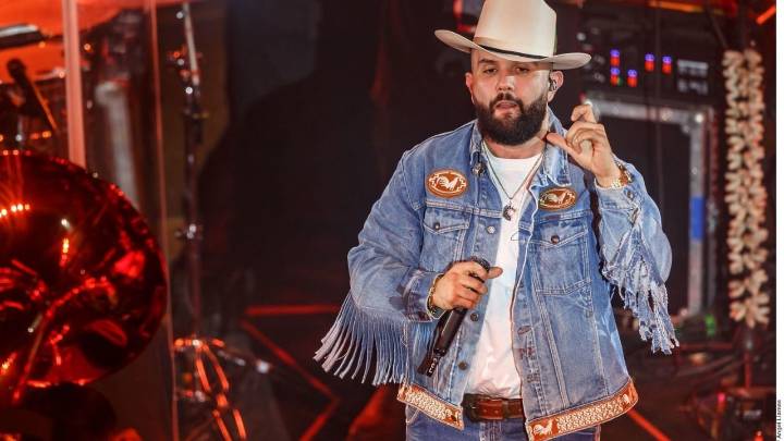 Carín León anuncia mini residencia en Las Vegas